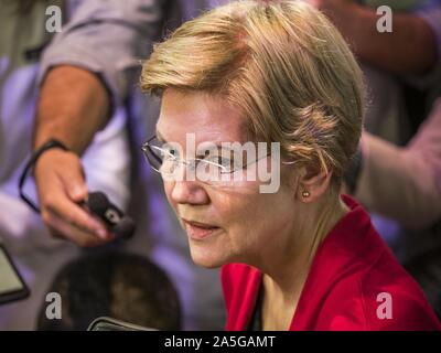 Indianola, Iowa, USA. Okt, 2019 20. US-Senator ELIZABETH WARREN (D-MA) Antworten auf die Fragen der Reporter während einer Presse Schar nach Ihrer Kampagne Rede bei Simpson Hochschule in Inidianola, IA. Sen Warren setzt sich der demokratische Kandidat für die US-Präsidentschaft in Iowa zu werden in dieser Woche. Iowa hosts traditionell die erste Auswahl bei den Präsidentschaftswahlen. Die Iowa Caucuses wird am Februar 3, 2020. Credit: Jack Kurtz/ZUMA Draht/Alamy leben Nachrichten Stockfoto