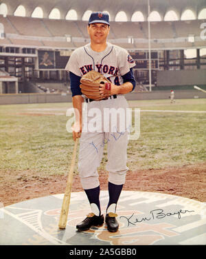 Vintage autographierte Farbe Foto von Star Baseball spieler Ken Boyer mit den New York Mets ca. 1966 Stockfoto