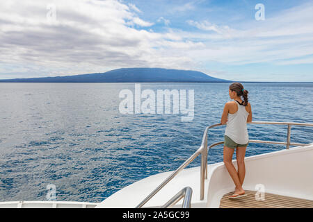 Kreuzfahrtschiff touristische auf Luxus Yacht auf See Natur Landschaft in Galapagos Inseln suchen beim Segeln auf Boot genießen Luxus Reisen Lifestyle. Stockfoto