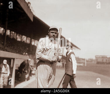 Babe Ruth mit Bat tragen Boston Red Sox Uniform - 1919 Stockfoto