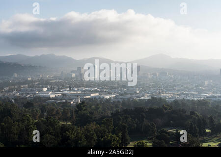 Nebeliger morgen Blick Richtung Downtown Glendale in der Nähe von Los Angeles und Burbank in Südkalifornien. Stockfoto