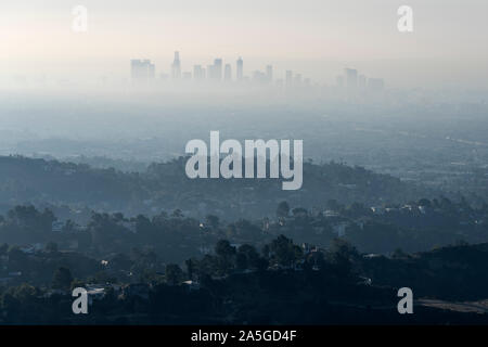 Dicken trübe Schicht von Smog und Rauch aus dem nahe gelegenen Bürste Feuer trüben den Blick auf die Innenstadt von Los Angeles Gebäude in Südkalifornien. Vom Hügel schoß Stockfoto