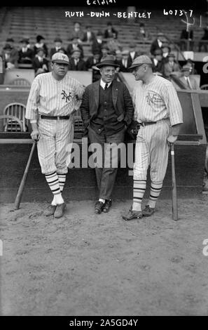 Babe Ruth & Jack Bentley in Riesen Uniformen für Ausstellung Spiel; Jack Dunn in der Mitte (Baseball) Stockfoto