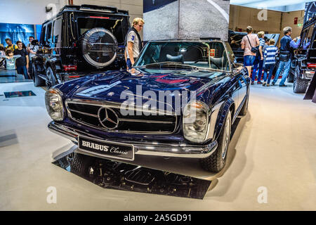 FRANKFURT, Deutschland - September 2019: Dunkel Blau MERCEDES-BENZ W113 280 SL Pagode BRABUS Cabrio 1963, 1971, IAA International Motor Show Auto Ausstellung. Stockfoto