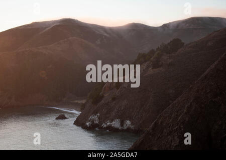 Die Golden Gate Bridge ist ein großartiger Ort, um den Sonnenuntergang über dem Pazifischen Ozean zu beobachten. Stockfoto