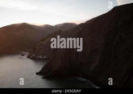 Die Golden Gate Bridge ist ein großartiger Ort, um den Sonnenuntergang über dem Pazifischen Ozean zu beobachten. Stockfoto