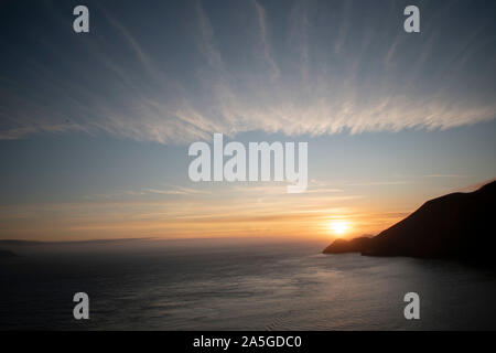 Die Golden Gate Bridge ist ein großartiger Ort, um den Sonnenuntergang über dem Pazifischen Ozean zu beobachten. Stockfoto