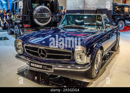 FRANKFURT, Deutschland - September 2019: Dunkel Blau MERCEDES-BENZ W113 280 SL Pagode BRABUS Cabrio 1963, 1971, IAA International Motor Show Auto Ausstellung. Stockfoto