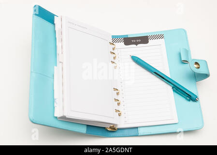 Isolierte blauen Stift und Baby Blue zu tun Liste Planer auf weißem Hintergrund Stockfoto