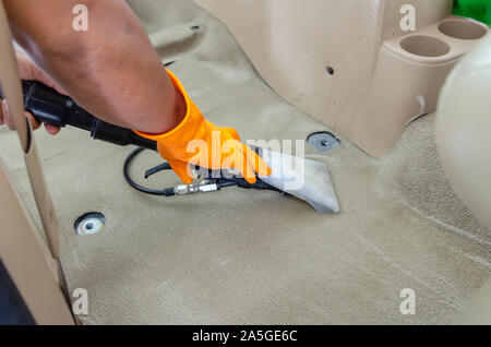 Man Absaugen des Teppich Reinigung der Ausrüstung im Auto. Stockfoto
