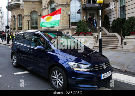 London, Großbritannien. Okt, 2019 20. Ein kurdischer Demonstrant Wellen eine kurdische Flagge von einem Auto während der Demonstration. Demonstranten fordern eine weltweit Massenmobilisierung und Aktionen gegen die militärische Operation der Türkei im Norden Syriens. Am 9. Oktober 2019 US-Präsident Donald Trump bekannt gegeben, dass US-Truppen wieder aus dem Bereich ziehen. Credit: SOPA Images Limited/Alamy leben Nachrichten Stockfoto