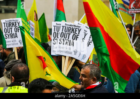 London, Großbritannien. Okt, 2019 20. Kurdische Demonstranten mit Plakaten und Fahnen während der Vorführung gesehen. Demonstranten fordern eine weltweit Massenmobilisierung und Aktionen gegen die militärische Operation der Türkei im Norden Syriens. Am 9. Oktober 2019 US-Präsident Donald Trump bekannt gegeben, dass US-Truppen wieder aus dem Bereich ziehen. Credit: SOPA Images Limited/Alamy leben Nachrichten Stockfoto