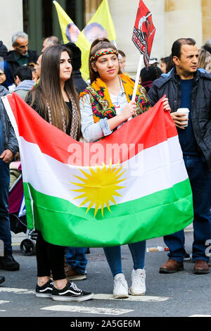 London, Großbritannien. Okt, 2019 20. Zwei kurdische Demonstranten mit einer kurdischen Flagge während der Demonstration. Demonstranten fordern eine weltweit Massenmobilisierung und Aktionen gegen die militärische Operation der Türkei im Norden Syriens. Am 9. Oktober 2019 US-Präsident Donald Trump bekannt gegeben, dass US-Truppen wieder aus dem Bereich ziehen. Credit: SOPA Images Limited/Alamy leben Nachrichten Stockfoto