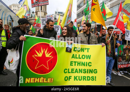 London, Großbritannien. Okt, 2019 20. Kurdische Demonstranten halten ein Banner mit 'Don't ethnische Säuberung von Kurden!" während der Demonstration geschrieben. Demonstranten fordern ermöglichen eine weltweite Massenmobilisierung und Aktionen gegen die militärische Operation der Türkei im Norden Syriens. Am 9. Oktober 2019 US-Präsident Donald Trump bekannt gegeben, dass US-Truppen wieder aus dem Bereich ziehen. Credit: SOPA Images Limited/Alamy leben Nachrichten Stockfoto