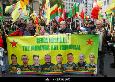 London, Großbritannien. Okt, 2019 20. Kurdische Demonstranten halten ein Banner während der Demonstration. Demonstranten fordern eine weltweit Massenmobilisierung und Aktionen gegen die militärische Operation der Türkei im Norden Syriens. Am 9. Oktober 2019 US-Präsident Donald Trump bekannt gegeben, dass US-Truppen wieder aus dem Bereich ziehen. Credit: SOPA Images Limited/Alamy leben Nachrichten Stockfoto