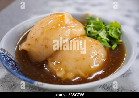 Taiwanesische gedämpfte Fleischbällchen (Ba Wan), mit Schweinehack, shiitake Pilzen und Bambus Sprossen gewickelt in eine durchscheinende gallertartige Pocket, Taiwan Stockfoto