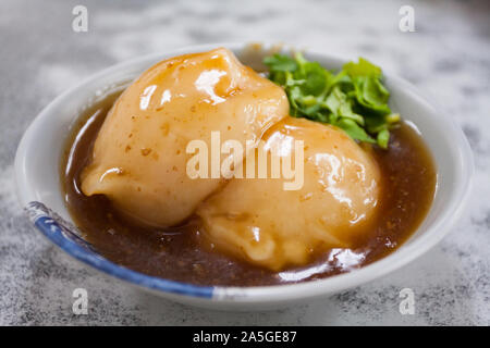 Taiwanesische gedämpfte Fleischbällchen (Ba Wan), mit Schweinehack, shiitake Pilzen und Bambus Sprossen gewickelt in eine durchscheinende gallertartige Pocket, Taiwan Stockfoto