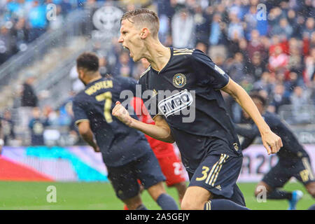 Chester, PA, USA. Okt, 2019 20. Philadelphia Union Defender JACK ELLIOTT (3) feiert sein Ziel im Nebel eines Audi 2019 Major League Soccer Cup Endspiele Übereinstimmung zwischen den dritten Samen Philadelphia Union und der Sechsten same New York Red Bulls Sonntag, Oktober 20, 2019, bei Talen Energie Stadion in Chester, PA. Credit: Saquan Stimpson/ZUMA Draht/Alamy leben Nachrichten Stockfoto