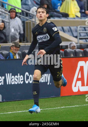 Chester, PA, USA. Okt, 2019 20. Philadelphia Union Mittelfeldspieler BRENDEN AARONSON (22) jagt den Ball im Nebel eines Audi 2019 Major League Soccer Cup Endspiele Übereinstimmung zwischen den dritten Samen Philadelphia Union und der Sechsten same New York Red Bulls Sonntag, Oktober 20, 2019, bei Talen Energie Stadion in Chester, PA. Credit: Saquan Stimpson/ZUMA Draht/Alamy leben Nachrichten Stockfoto