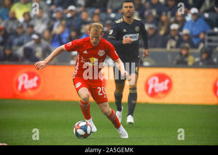 Chester, PA, USA. Okt, 2019 20. New York Red Bulls Mittelfeldspieler JOSH SIMS (20) dribbelt in das Feld während eines Audi 2019 Major League Soccer Cup Endspiele Übereinstimmung zwischen den dritten Samen Philadelphia Union und der Sechsten same New York Red Bulls Sonntag, Oktober 20, 2019, bei Talen Energie Stadion in Chester, PA. Credit: Saquan Stimpson/ZUMA Draht/Alamy leben Nachrichten Stockfoto