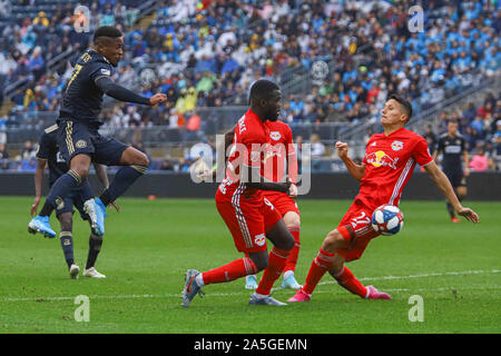 Chester, PA, USA. Okt, 2019 20. Philadelphia Union Angreifer SERGIO SANTOS (17.) versucht, eine im Nebel eines Audi 2019 Major League Soccer Cup Endspiele Übereinstimmung zwischen den dritten Samen Philadelphia Union und der Sechsten same New York Red Bulls Sonntag, Oktober 20, 2019, bei Talen Energie Stadion in Chester, PA. Credit: Saquan Stimpson/ZUMA Draht/Alamy leben Nachrichten Stockfoto