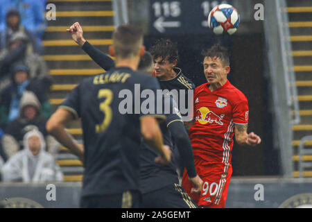 Chester, PA, USA. Okt, 2019 20. New York Red Bulls Mittelfeldspieler MARC RZATKOWSKI (90) leitet die Kugel während ein Audi 2019 Major League Soccer Cup Endspiele Übereinstimmung zwischen den dritten Samen Philadelphia Union und der Sechsten same New York Red Bulls Sonntag, Oktober 20, 2019, bei Talen Energie Stadion in Chester, PA. Credit: Saquan Stimpson/ZUMA Draht/Alamy leben Nachrichten Stockfoto