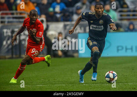 Chester, PA, USA. Okt, 2019 20. Philadelphia Union Defender RAYMON GADDIS (28) Dribbelt bis das Feld in der zweiten Hälfte einer Audi 2019 Major League Soccer Cup Endspiele Übereinstimmung zwischen den dritten Samen Philadelphia Union und der Sechsten same New York Red Bulls Sonntag, Oktober 20, 2019, bei Talen Energie Stadion in Chester, PA. Credit: Saquan Stimpson/ZUMA Draht/Alamy leben Nachrichten Stockfoto