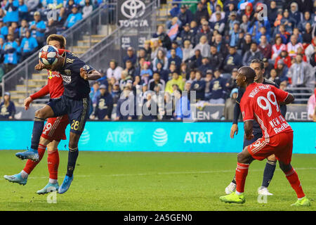 Chester, PA, USA. Okt, 2019 20. Philadelphia Union Defender RAYMON GADDIS (28) lenkt den Pass in der zweiten Hälfte eines Audi 2019 Major League Soccer Cup Endspiele Übereinstimmung zwischen den dritten Samen Philadelphia Union und der Sechsten same New York Red Bulls Sonntag, Oktober 20, 2019, bei Talen Energie Stadion in Chester, PA. Credit: Saquan Stimpson/ZUMA Draht/Alamy leben Nachrichten Stockfoto