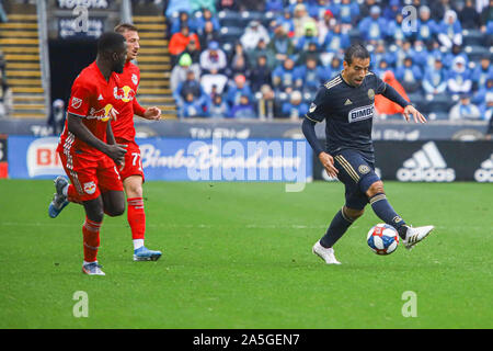 Chester, PA, USA. Okt, 2019 20. Philadelphia Union Mittelfeldspieler ILSON PEREIRA DIAS (25) behält die Leidenschaft, mit der die Kugel im Nebel eines Audi 2019 Major League Soccer Cup Endspiele Übereinstimmung zwischen den dritten Samen Philadelphia Union und der Sechsten same New York Red Bulls Sonntag, Oktober 20, 2019, bei Talen Energie Stadion in Chester, PA. Credit: Saquan Stimpson/ZUMA Draht/Alamy leben Nachrichten Stockfoto