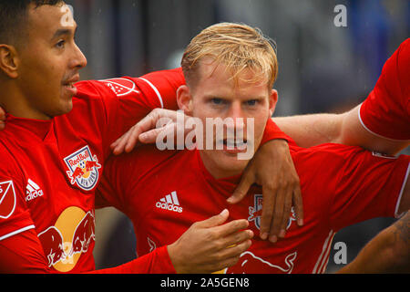 Chester, PA, USA. Okt, 2019 20. New York Red Bulls Mittelfeldspieler JOSH SIMS (20) feiert sein Ziel in der Hälfte der Audi 2019 Major League Soccer Cup Endspiele Übereinstimmung zwischen den dritten Samen Philadelphia Union und der Sechsten same New York Red Bulls Sonntag, Oktober 20, 2019, bei Talen Energie Stadion in Chester, PA. Credit: Saquan Stimpson/ZUMA Draht/Alamy leben Nachrichten Stockfoto