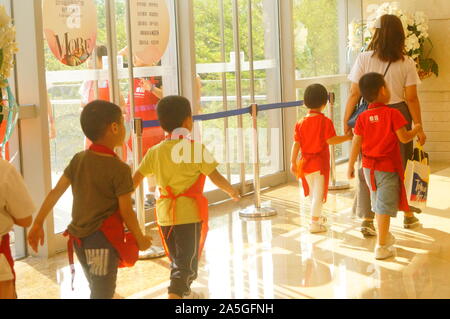 Chinesische Kinder nehmen an praktischen Tätigkeiten für die praktische Fähigkeit, am Wochenende, und Sie sind zu Fuß in die Praxis vor Ort eine nach der anderen Stockfoto