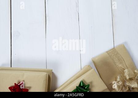 Oben Aufnahme einer weißen Holzoberfläche mit Geschenken auf Der Boden ideal für das Schreiben von Text Stockfoto