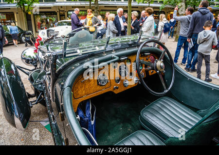 BADEN BADEN, Deutschland - Juli 2019: Inneren Schwarzer BENTLEY SPEED SIX Cabrio 1926, Oldtimer Treffen im Kurpark. Stockfoto