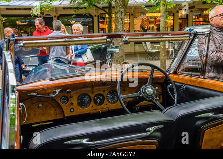 BADEN BADEN, Deutschland - Juli 2019: Interieur aus Holz von Crewe Rolls-Royce Bentley R TYPE Cabrio 1953, Oldtimer Treffen im Kurpark. Stockfoto