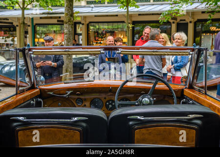 BADEN BADEN, Deutschland - Juli 2019: Interieur aus Holz von Crewe Rolls-Royce Bentley R TYPE Cabrio 1953, Oldtimer Treffen im Kurpark. Stockfoto