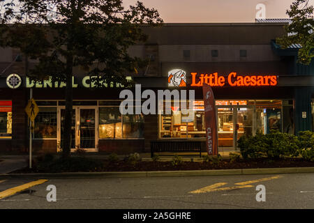 SURREY, Kanada - 25. SEPTEMBER 2019: Little Caesars Pizza store Strip mall Stores Stockfoto