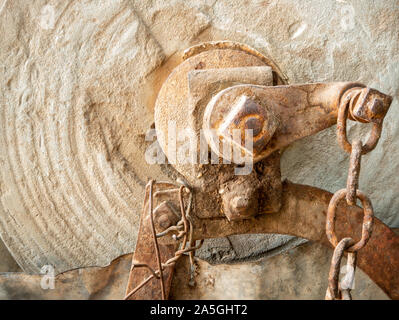 Antike Stein Schleifscheibe und Achse Stockfoto