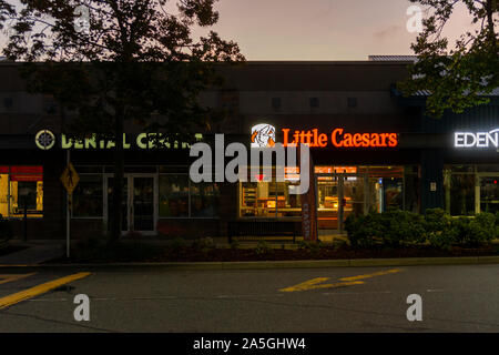 SURREY, Kanada - 25. SEPTEMBER 2019: Little Caesars Pizza store Strip mall Stores Stockfoto