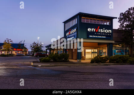 SURREY, Kanada - 25. SEPTEMBER 2019: Financial office strip Mall am frühen Morgen vorstellen. Stockfoto