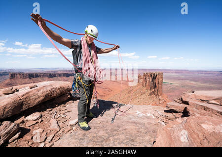 Seil aufwickeln nach multi-pitch Klettern das Castleton Turm in der Nähe von Moab, Utah, USA Stockfoto