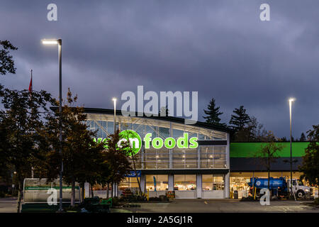 SURREY, Kanada - 25. SEPTEMBER 2019: Auf Lebensmitteln Speichern strip Mall am frühen Morgen. Stockfoto