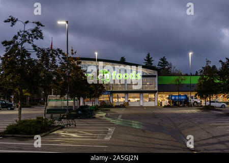 SURREY, Kanada - 25. SEPTEMBER 2019: Auf Lebensmitteln Speichern strip Mall am frühen Morgen. Stockfoto