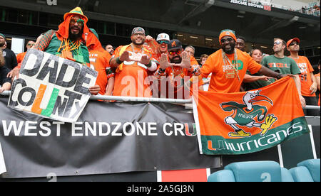 Oktober 19, 2019: Miami Hurricanes Fans für die Kamera posieren während eines College Football Spiel zwischen dem Miami Hurrikane und die Georgia Tech Yellow Jackets im Hard Rock Stadion in Miami Gardens, Florida. Georgia Tech gewann 28-21 in den überstunden. Mario Houben/CSM Stockfoto