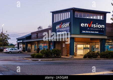 SURREY, Kanada - 25. SEPTEMBER 2019: Financial office strip Mall am frühen Morgen vorstellen. Stockfoto