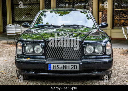 BADEN BADEN, Deutschland - Juli 2019: schwarz Bentley Arnage, Oldtimer Treffen im Kurpark. Stockfoto