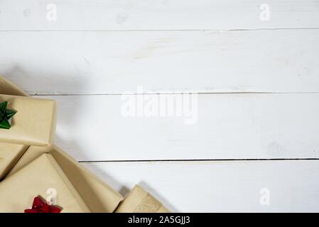 Oben Aufnahme einer weißen Holzoberfläche mit Geschenken auf Die untere Seite ideal für das Schreiben eines Textes Stockfoto