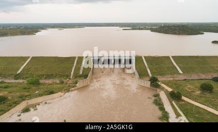 Antenne Vogelperspektive der Wasserbehälter mit Wasser voll, alle Behälter gates Open Water in raichur zu lösen, Indien Stockfoto