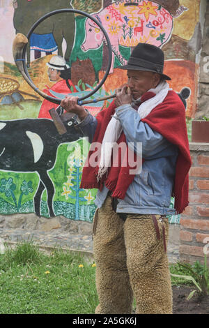 Indigene highlander spielen eine Kuh Horn Trompete, La Moya, Ecuador Stockfoto