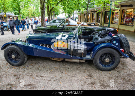 BADEN BADEN, Deutschland - Juli 2019: dunkelblau BENTLEY cabrio Roadster escalibur 35, Oldtimer Treffen im Kurpark. Stockfoto