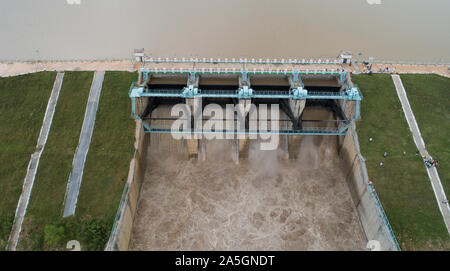 Schließen Sie die Antenne aus der Vogelperspektive der Wasserbehälter flood Gates Open Water von Damm in raichur zu lösen, Indien Stockfoto